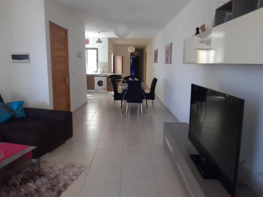 Lovely Two Bedroom Apartment خليج سانت بول المظهر الخارجي الصورة